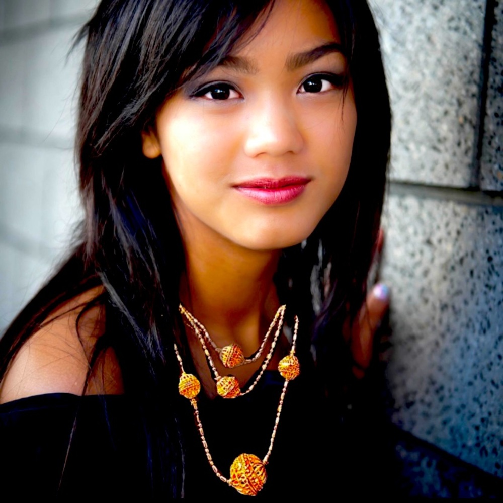 A beautiful woman must wear beautiful jewelry, Gold Tone Multi Strand Necklace
